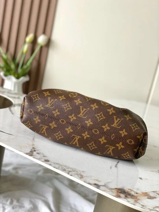 Classic Louis Vuitton Bag: A Stylish and Versatile Choice for Elegance - Picture 6 of 8